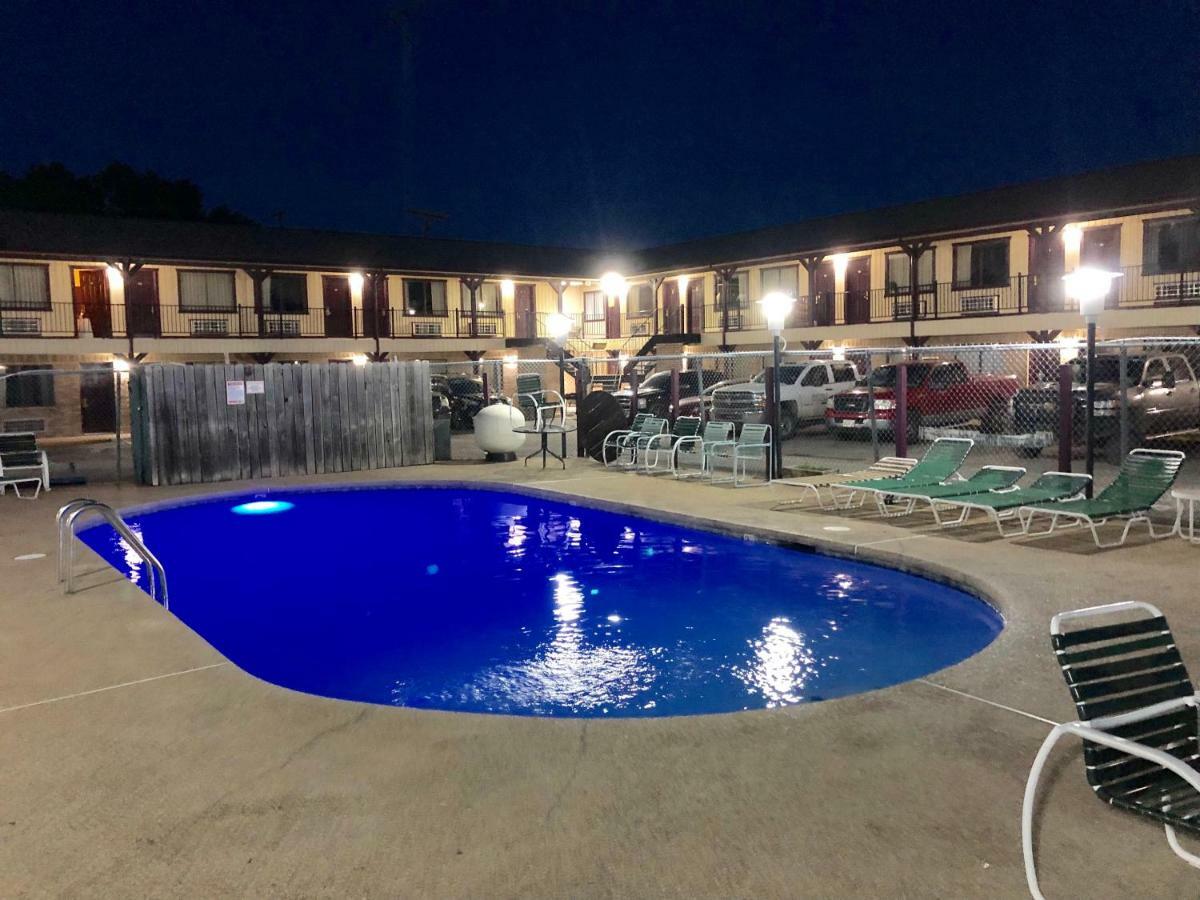 The At Motel