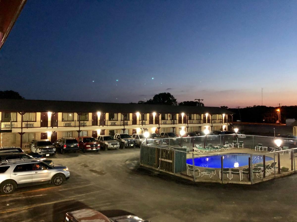 The At Motel